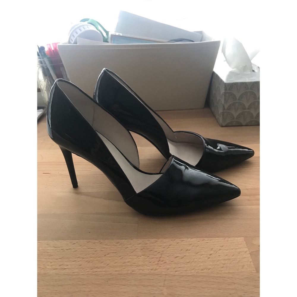Kenneth Cole Patent Black Pumps
